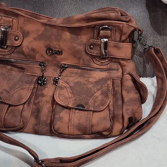 KL928 Crossbody Bag - Picture 4 of 16